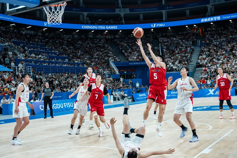 一支篮球队在进行篮球比赛