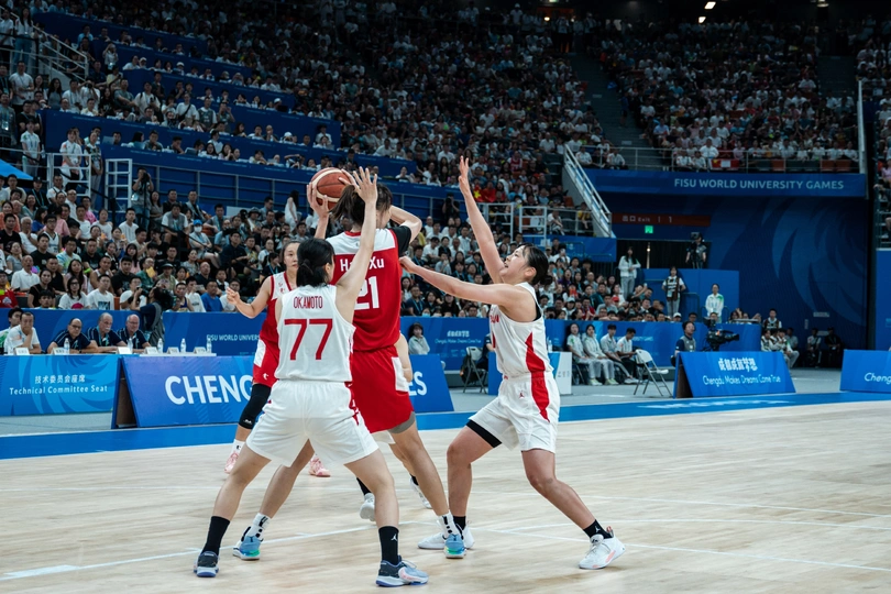 一支篮球队在进行篮球比赛