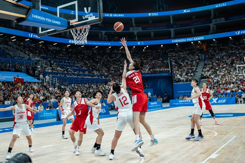 一支篮球队在进行比赛