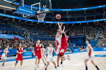 一支篮球队在进行篮球比赛