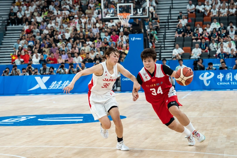 一个人在场上打篮球