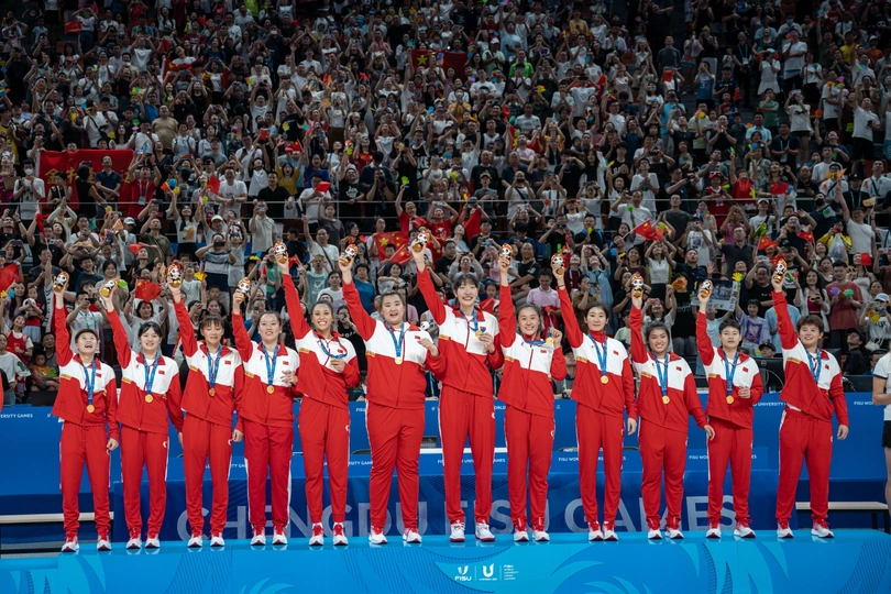 赢得金牌后 奥林匹克队伍站在观众面前。