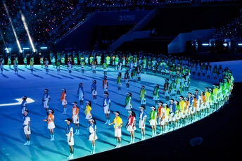 一些表演者在冰上表演