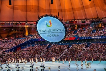 在奥运会开幕式上 有大量运动员和表演者。