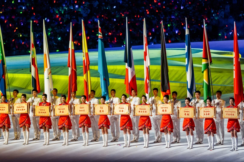 运动员在表演期间 在五彩缤纷的旗帜和纸屑前跳舞。