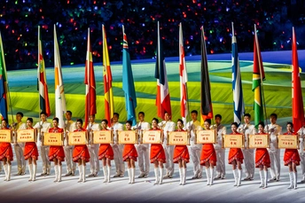 运动员在表演期间 在五彩缤纷的旗帜和纸屑前跳舞。