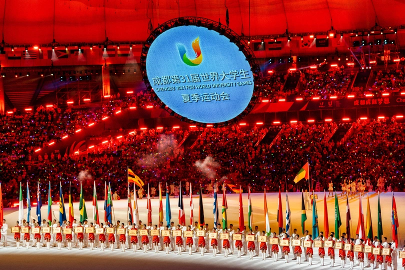 奥林匹克旗帜在开幕式期间在体育场内展示。