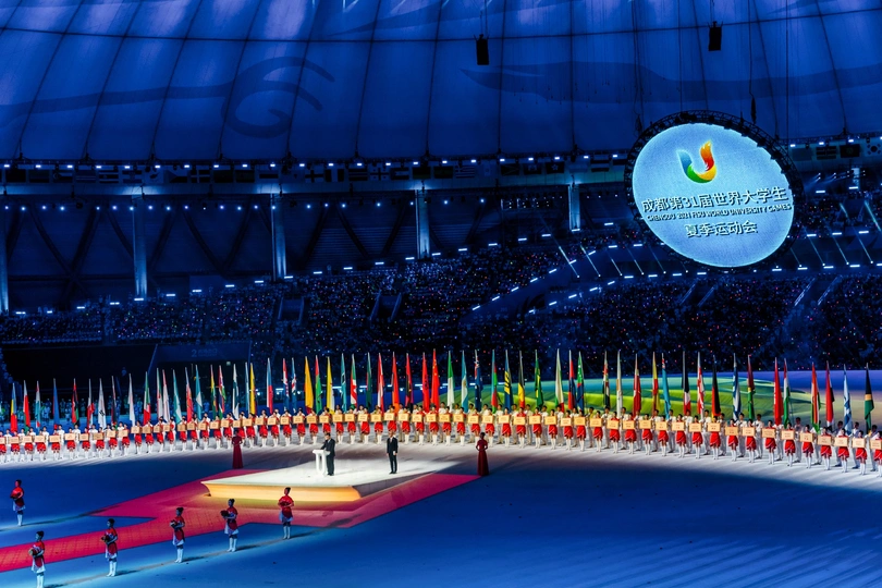 冰上的奥林匹克运动员在奥林匹克运动会开幕式体育场