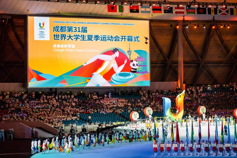 一个有大型屏幕和大量观众观看体育赛事的场地。