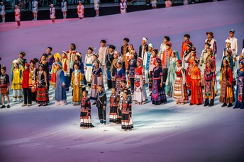 表演者们身着多彩传统服装站在舞台上参加节日活动。