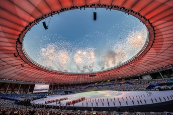 韩国平昌市举行的冬季奥运会开幕式上 奥林匹克体育场上空烟花绽放。