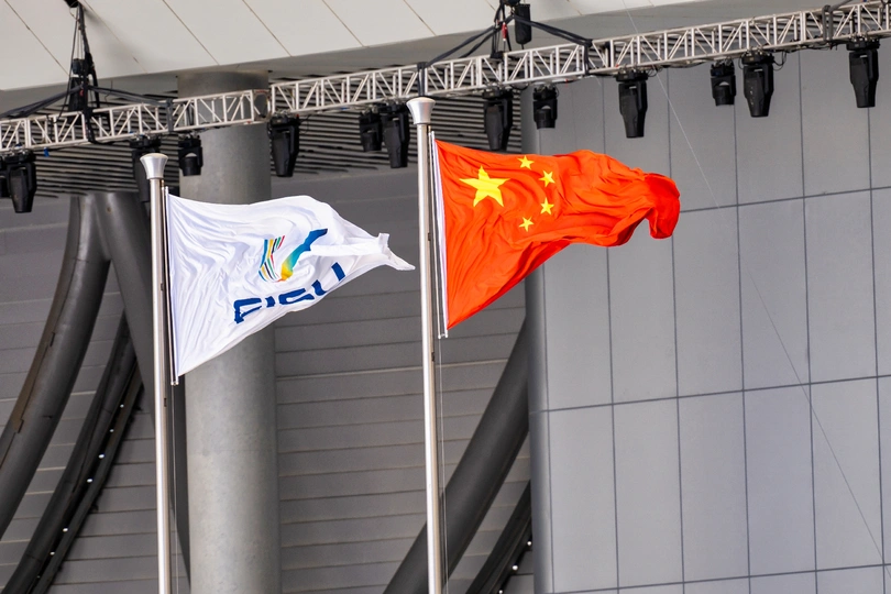 欧盟和中国国旗飘扬在布鲁塞尔欧洲议会外AFP