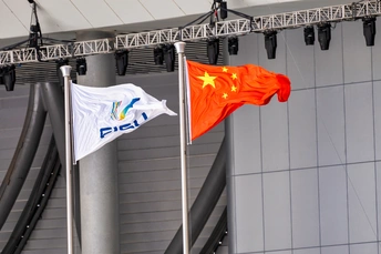 欧盟和中国国旗飘扬在布鲁塞尔欧洲议会外AFP