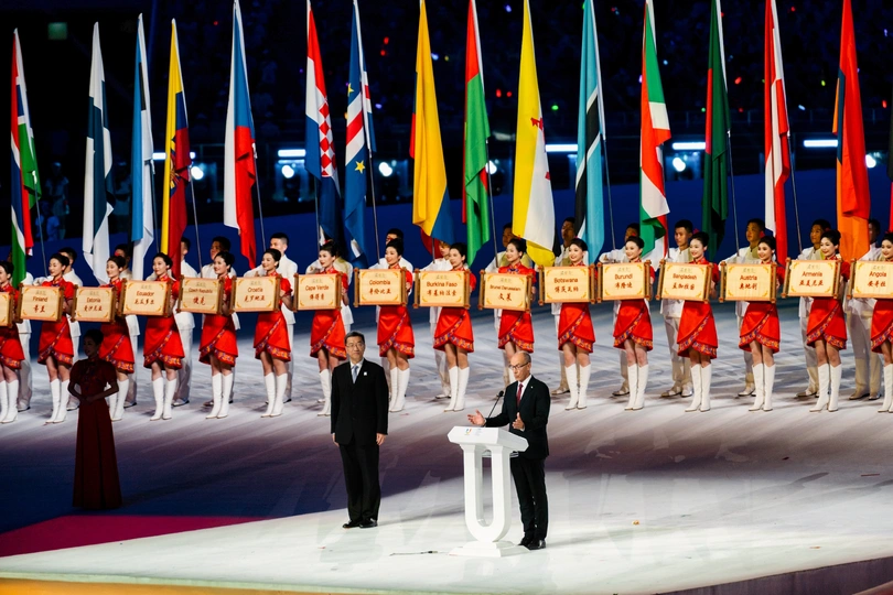 运动员站在开幕式舞台上