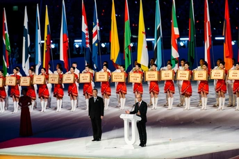 运动员站在开幕式舞台上