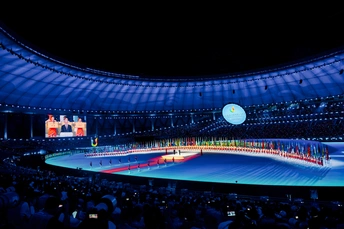 室内大型体育馆为一场体育赛事而点亮