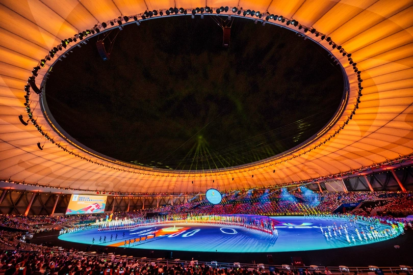 一场比赛 一个体育场被点亮了