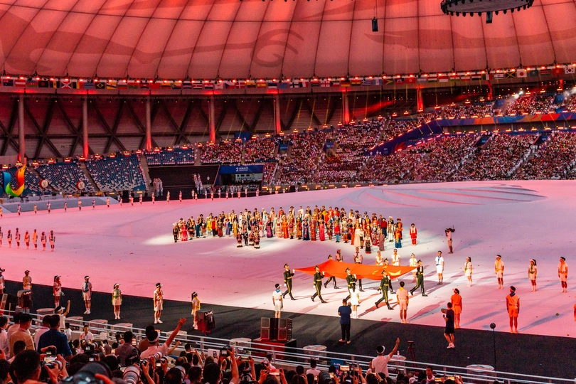 大量人群在一个大型体育场观看一场演出或表演