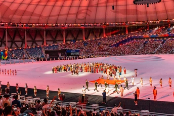 大量人群在一个大型体育场观看一场演出或表演