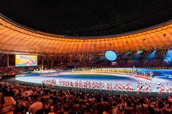 大量人群在一个体育场观看一场比赛