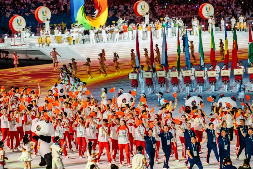 表演者从团队中表演 为一大群人演出。