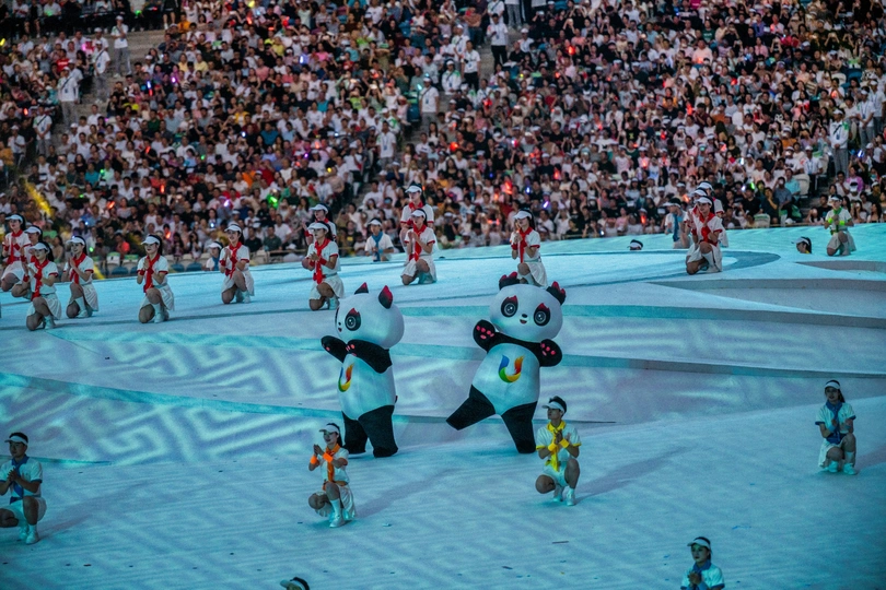 表演者在大群人面前表演