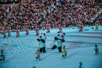 表演者在大群人面前表演