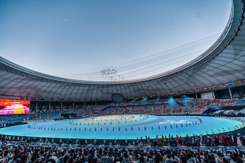 照片上是一个大型体育场 里面有大量人群。