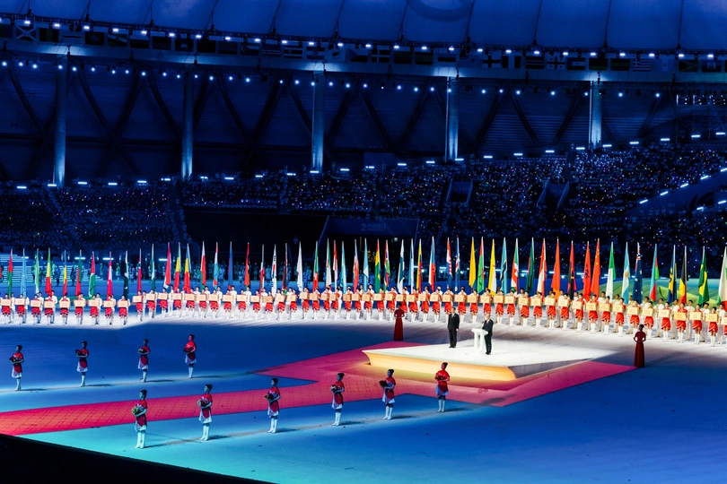 大型体育馆中的表演者被五颜六色的灯光照亮了。