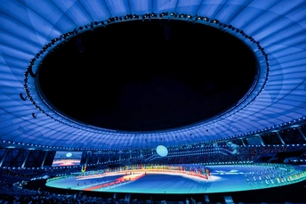 蓝色灯光的大型体育馆的照片