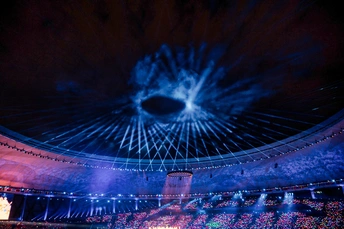 一场音乐会上的大量人群 周围有蓝色灯光。