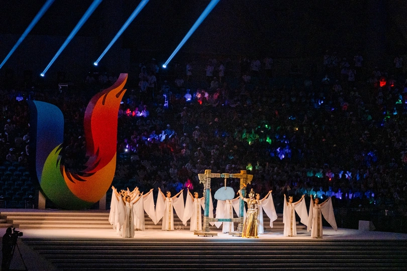 表演者在一个活动中在舞台上表演