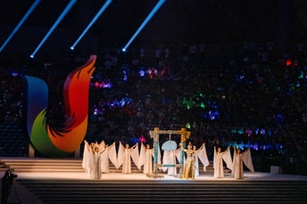 表演者在一个活动中在舞台上表演