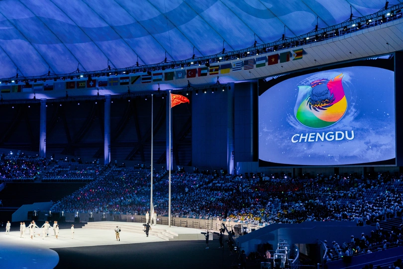 中间体育场的大型屏幕和人群