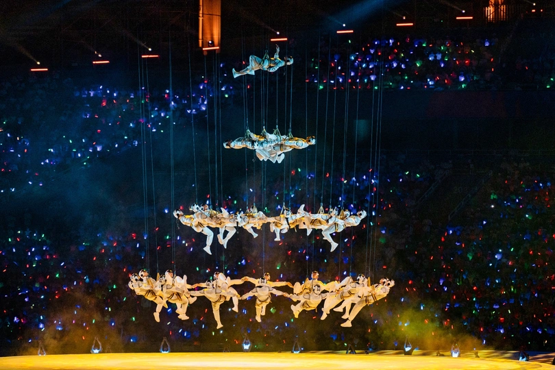 演出期间从天花板悬挂的吊灯阵列