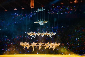 演出期间从天花板悬挂的吊灯阵列