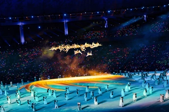 在索契冬奥会开幕式上 冰上的表演者在表演一场节目。