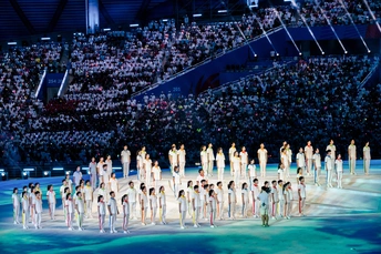 开幕式上 一群舞者在舞台上为运动员和队伍表演。