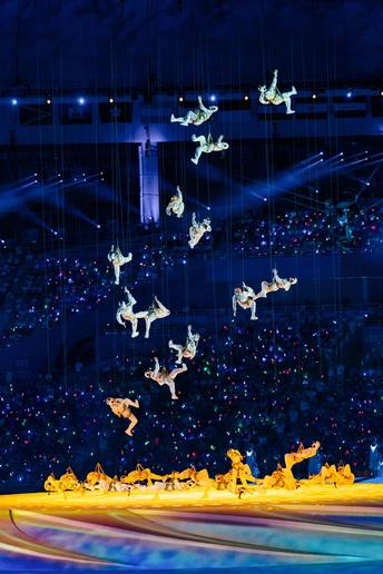 表演者在马戏团表演 鸟儿在空中飞翔。