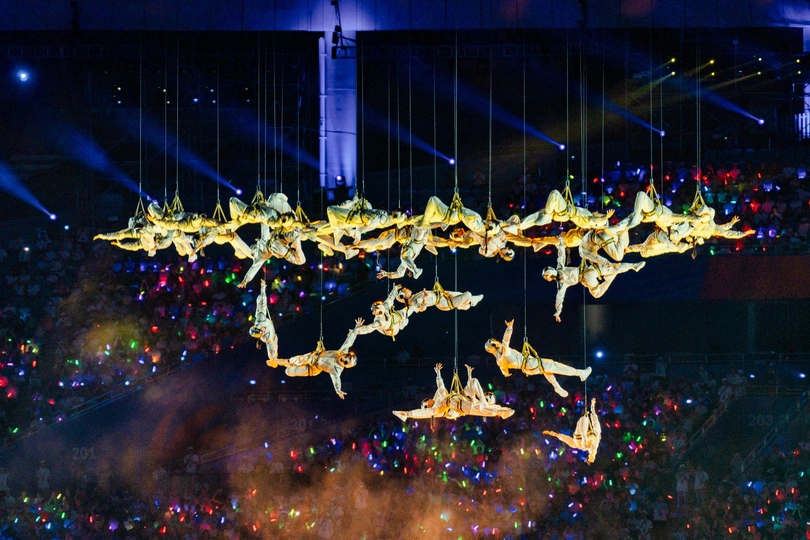 演出期间从天花板挂下的吊灯