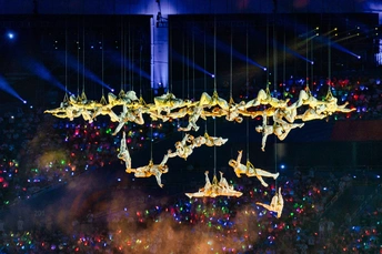 演出期间从天花板挂下的吊灯