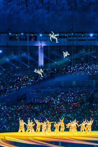 表演者在马戏团的舞台上表演 前方有观众。