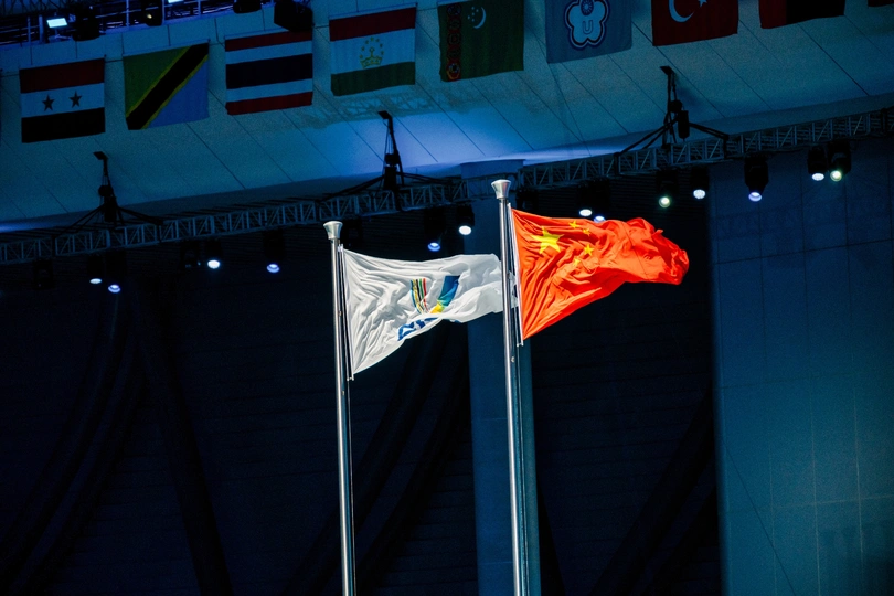 舞台上有两面红白相间的旗帜在飘扬