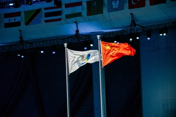 舞台上有两面红白相间的旗帜在飘扬