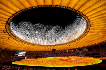 2012年夏季奥运会开幕式期间 奥林匹克体育场上烟花绽放。