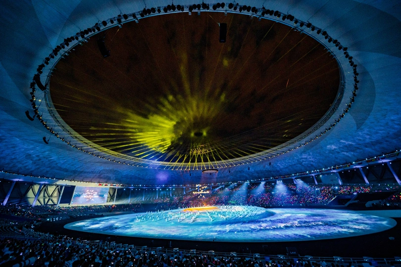 一场表演的大型体育馆被点亮了