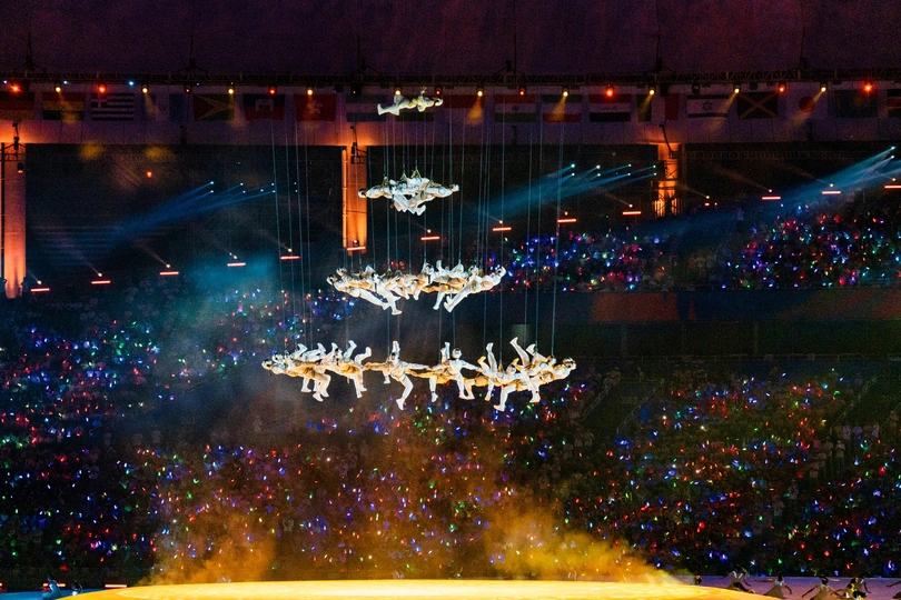 表演者点亮了开幕式上的体育场和舞台。