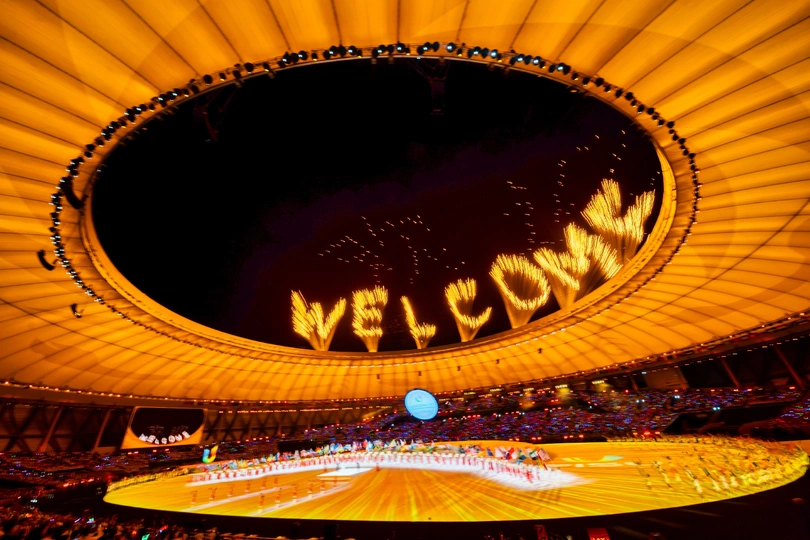 烟花在奥运会开幕式期间在奥林匹克体育场上方爆炸。