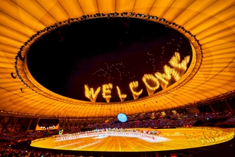 烟花在奥运会开幕式期间在奥林匹克体育场上方爆炸。