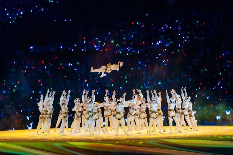 开幕式上 舞者在表演中成群结队地进行表演。